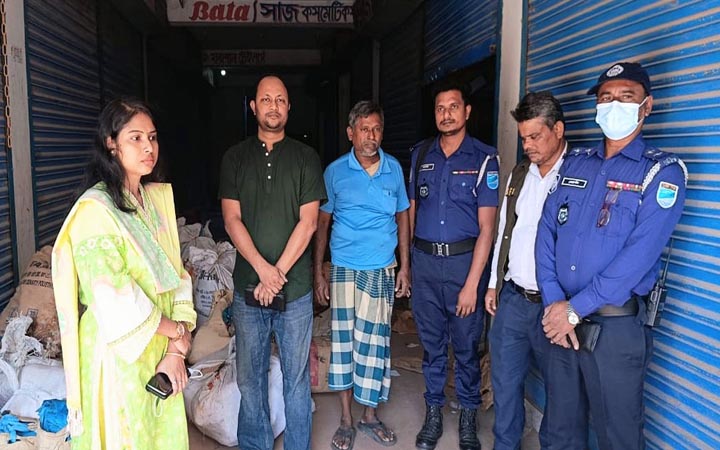 নিষিদ্ধ পলিথিন বিক্রি করায় ব্যবসায়ীকে ৭০ হাজার টাকা জরিমানা