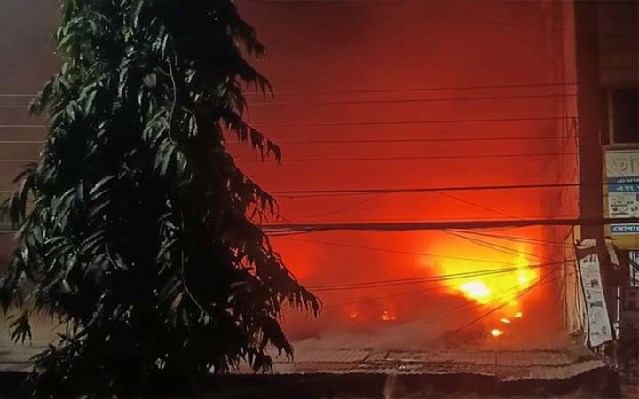 আন্দরকিল্লার মার্কেটে লাগা আগুন নিয়ন্ত্রনে, নিহত ১