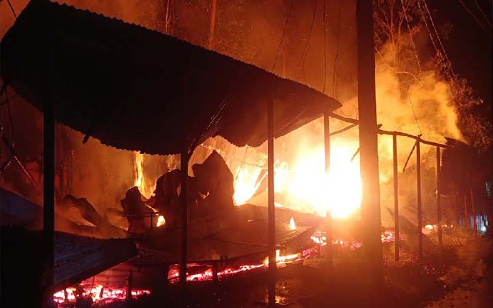 মুকসুদপুরে অগ্নিকাণ্ডে ৫টি দোকান ভস্মীভূত