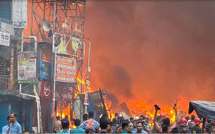 বঙ্গবাজারের চার মার্কেটে আগুন;নিয়ন্ত্রাণে ৫০ ইউনিট