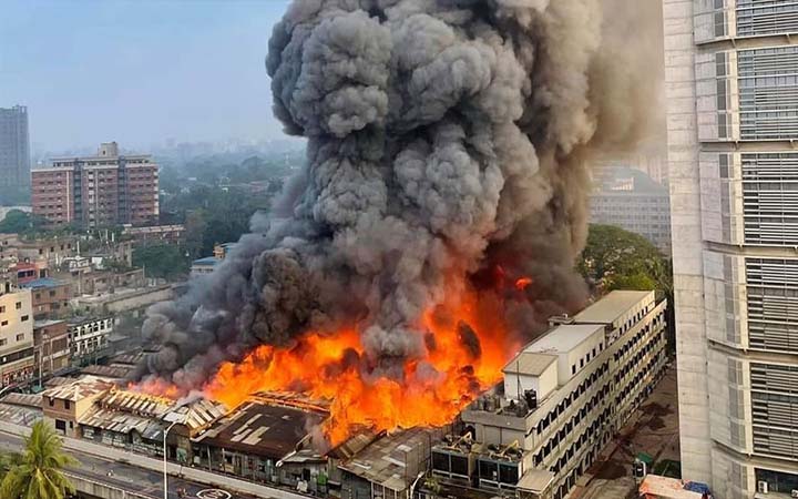 বঙ্গবাজারে আগুন বাড়ছেই, নিয়ন্ত্রণে ৪৭ ইউনিট