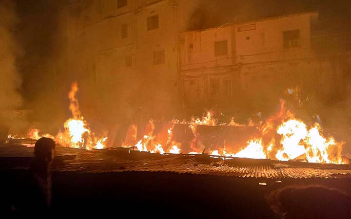 খুলনায় ভয়াবহ অগ্নিকাণ্ডে ৪ দোকান পুড়ে ছাই