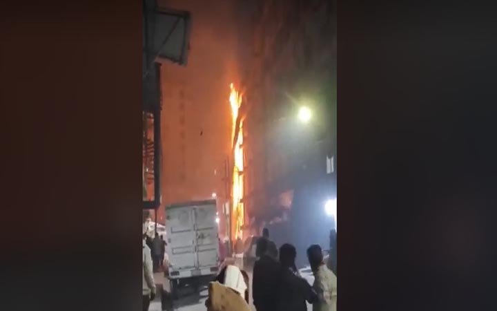 নিষেধাজ্ঞা অমান্য করে আতশবাজি, রাজধানীতে ভবনে আগুন