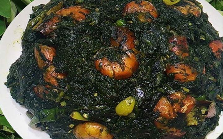 গরম ভাতের সঙ্গে কচুপাতা চিংড়ি