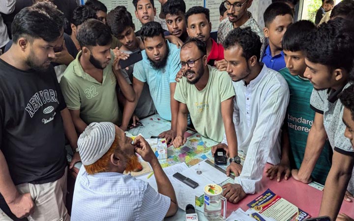 শিক্ষার্থীদের আন্দোলনের মুখে প্রধান শিক্ষকের পদত্যাগ
