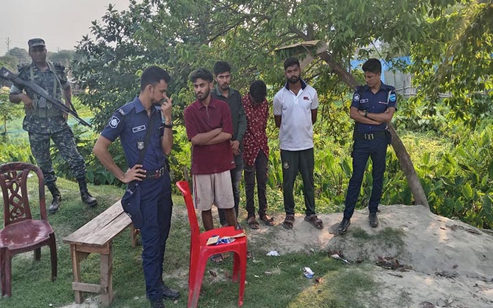 ফরিদপুরে মন্দিরের সামনে থেকে ৪ চাঁদাবাজ গ্রেপ্তার