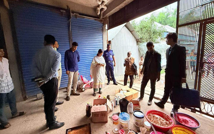 নোংরা পরিবেশে প্রস্তুত করা হচ্ছিল কেক, গুণতে হলো লাখ টাকা জরিমানা