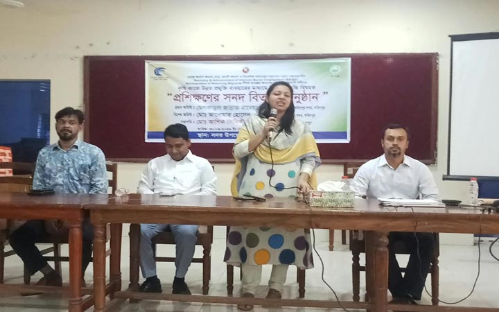 ফরিদপুরে প্রত্যাগত অভিবাসী কর্মীদের মধ্যে সনদ বিতরণ