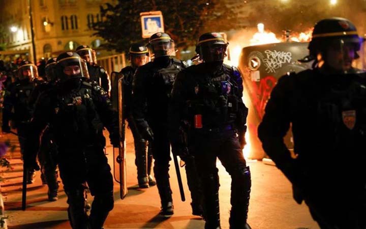 দাঙ্গা নিয়ন্ত্রণে ফ্রান্সে ৪৫ হাজার পুলিশ মোতায়েন