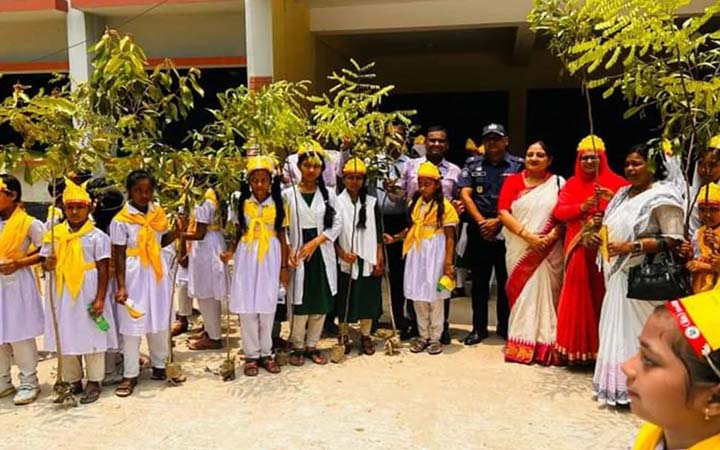 বিশ্ব পরিবেশ দিবসে ফুলপুরে গাছের চারা বিতরণ