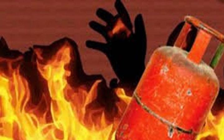 চট্টগ্রামে গ্যাস সিলিন্ডার বিস্ফোরণে দগ্ধ ৪ শ্রমিক