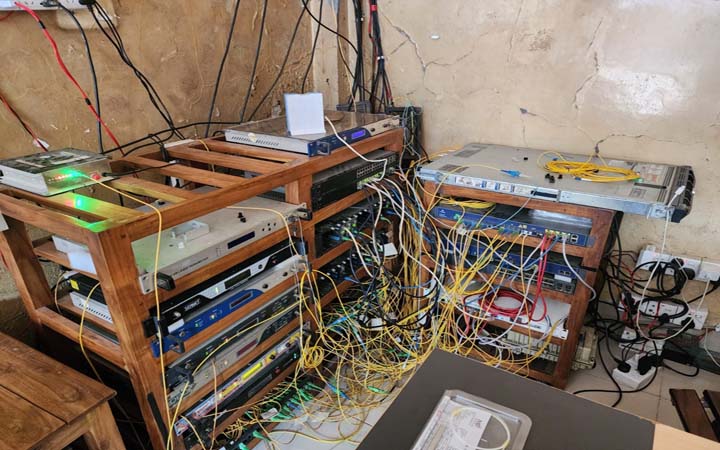 যৌথ অভিযানে বিপুল পরিমাণ বেতার সরঞ্জাম জব্দ