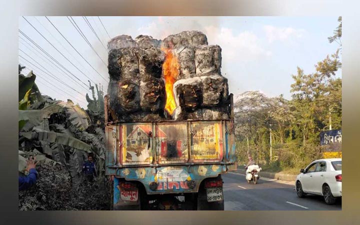 গাজীপুরে তুলাভর্তি চলন্ত ট্রাকে আগুন