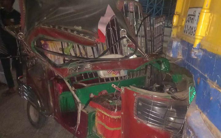 গাজীপুরে কভার্ডভ্যানে অটোরিকশার ধাক্কা, নিহত ১