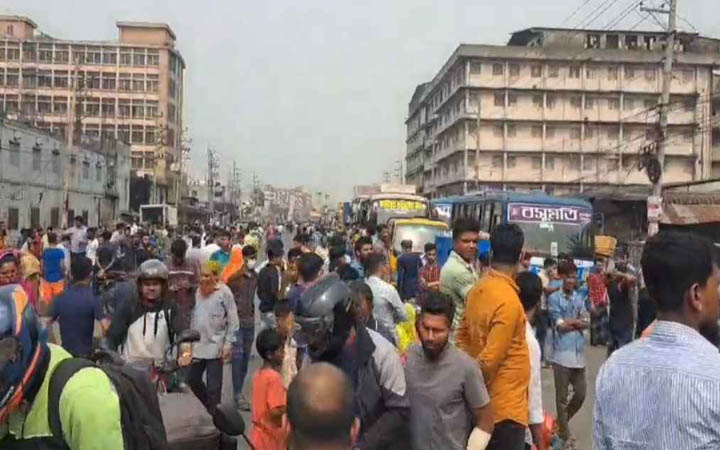 গাজীপুরে ছাঁটাইয়ের প্রতিবাদে শ্রমিকদের মহাসড়ক অবরোধ