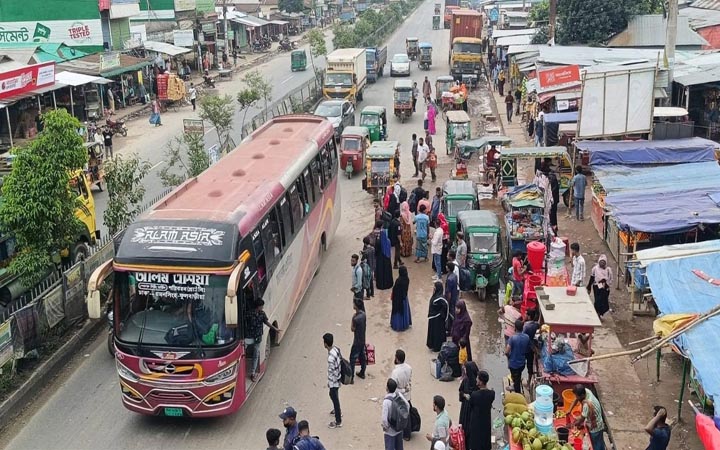 গাজীপুরের দুই মহাসড়কে বাড়ছে যাত্রী ও যানবাহনের চাপ