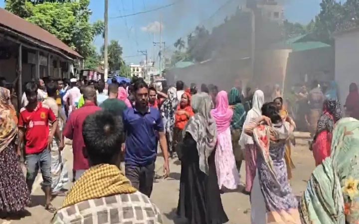 গাজীপুরে বকেয়া বেতনের দাবিতে শ্রমিকদের বিক্ষোভ
