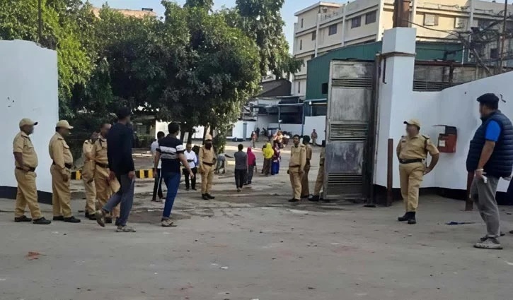 গাজীপুরে হঠাৎ ১৩০ শ্রমিক ছাঁটাই, কারখানায় উত্তেজনা