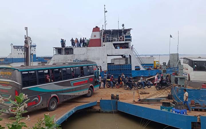 ঘরমুখো মানুষ ও যানবাহনের চাপ বাড়ছে পাটুরিয়ায়