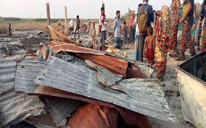 গাইবান্ধার চরাঞ্চলে অগ্নিকাণ্ড, ১৪ ঘরবাড়ি ভস্মীভূত