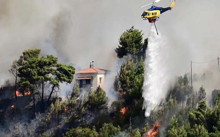 দাবানলে পুড়ছে গ্রিস, সরানো হচ্ছে স্থানীয়দের