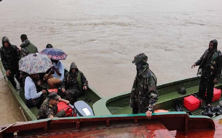 সিলেট-সুনামগঞ্জে উদ্ধার কাজে নৌ ও বিমানবাহিনী