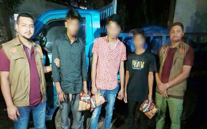 ৮০০ কেজি ভারতীয় ফুচকাসহ ৩ চোরাকারবারি আটক