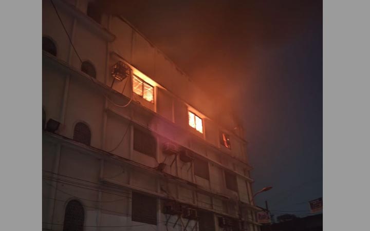 হাজারীবাগে ঝুটের গুদামে আগুন
