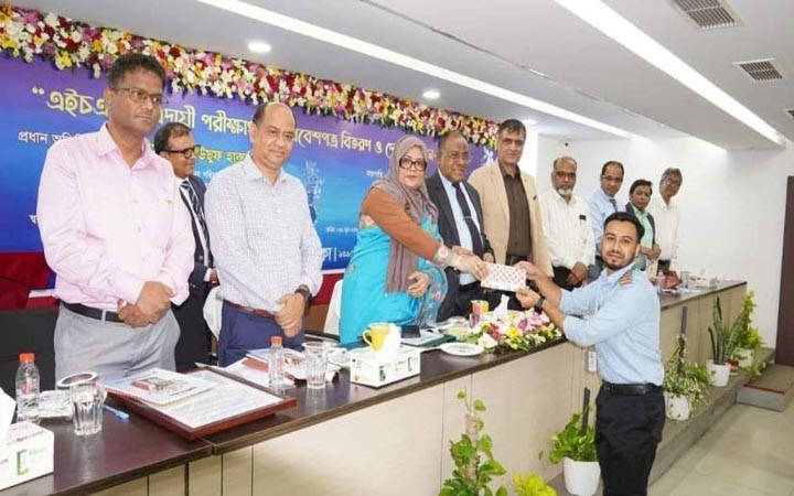 হামদর্দ পাবলিক কলেজের এইচএসসি পরীক্ষার্থীদের বিদায় ও দোয়া অনুষ্ঠিত