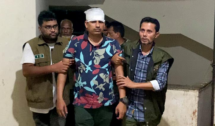 বালু পাচারে বাধা দেওয়ায় হামলা, ২ বন কর্মকর্তা আহত