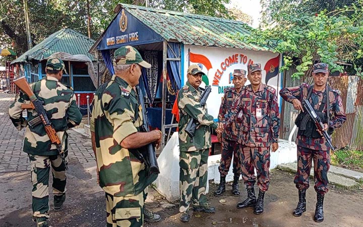 হিলিতে বিএসএফকে মিষ্টি উপহার বিজিবির