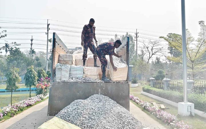 ট্রাকভর্তি পাথরের নিচ থেকে ভারতীয় কসমেটিকস জব্দ