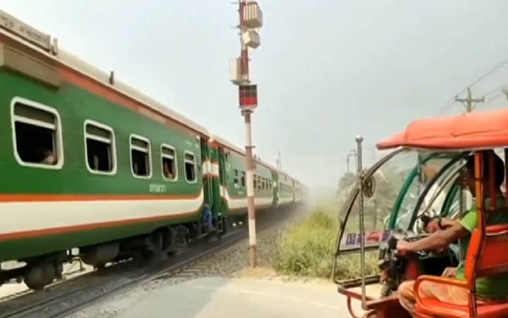কালীগঞ্জে রেল ক্রসিংয়ে আটকে পড়া অটোরিকশা বাঁচাতে গিয়ে প্রাণ গেলো যুবকের