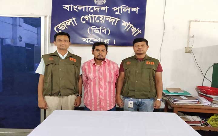 যশোরে ১৭ বতল ফেন্সিডিলসহ যুবক আটক