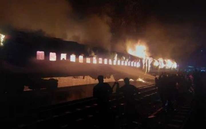 রাজধানীতে বেনাপোল এক্সপ্রেস ট্রেনে আগুন