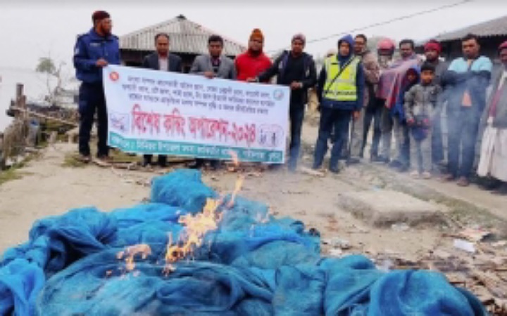 পাইকগাছায় শিবসা নদী থেকে বিপুল পরিমাণ নেট জাল জব্দ