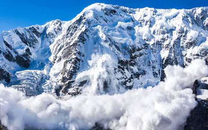 চীনে ব্যাপক তুষারধস, আটকা পড়েছে সহস্র পর্যটক