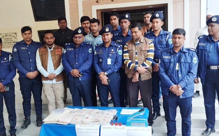 বালুর স্তূপে লুকানো ছিল সাড়ে ৮ কোটি টাকার হেরোইন