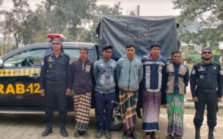 দৌলতপুরের সীমান্ত এলাকায় ফেন্সিডিল সহ ৫ মাদক ব্যবসায়ী গ্রেফতার