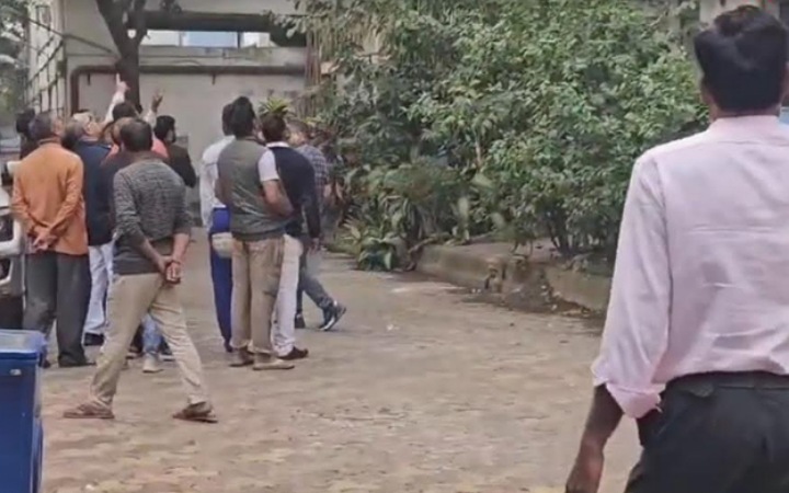 হোস্টেলের ছাদ থেকে পড়ে নিরাপত্তারক্ষীর ‘রহস্যজনক’ মৃত্যু