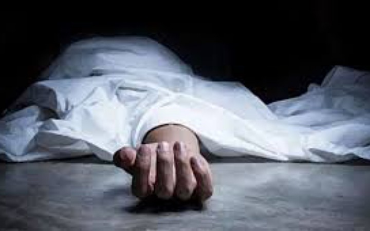 মোবাইল ভেঙে ফেললেন মা, ফাঁস নিল মেয়ে