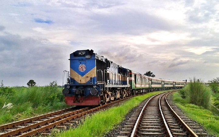 মোবাইলে কথা বলার সময় ট্রেনে কাটা পড়লেন যুবক