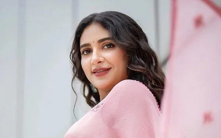 মেয়েকে প্রকাশ্যে আনলেন শুভশ্রী