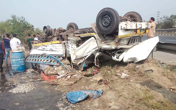 মুন্সিগঞ্জে মাছের ট্রাক উল্টে নিহত ২
