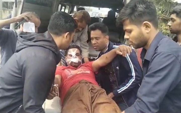 বোমা উদ্ধারকালে বিস্ফোরণে ২ পুলিশ আহত