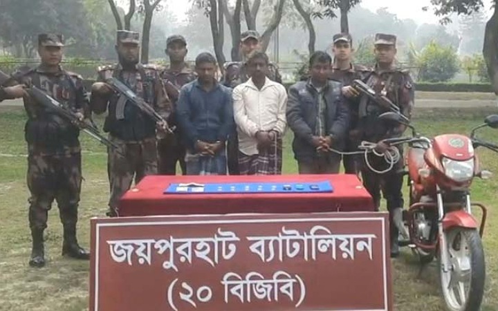 জয়পুরহাট স্বর্ণসহ ৩ চোরাকারবারি আটক