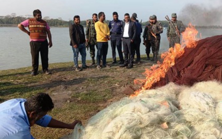 বাবুগঞ্জে জব্দকৃত অবৈধ জাল পুড়িয়ে ধ্বংস