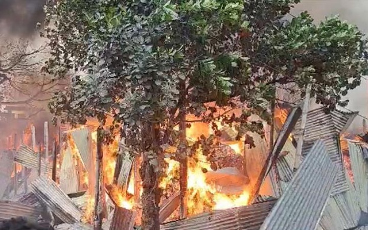 ঝুটের গুদামের আগুন