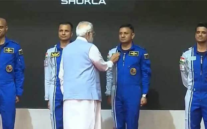 মহাকাশে যাচ্ছেন ৪ ভারতীয় নভোচারী, নাম জানালেন মোদী