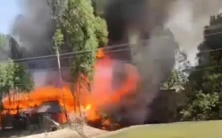 কক্সবাজারের পেকুয়ায় পাঁচ বাড়ি আগুনে পুড়ে ছাই